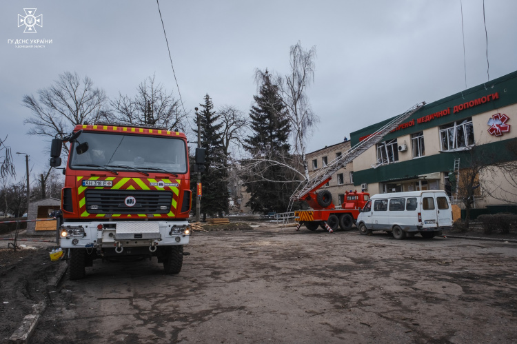 У Селидовому рятувальники допомагають відновити пошкоджені внаслідок обстрілів будівлі