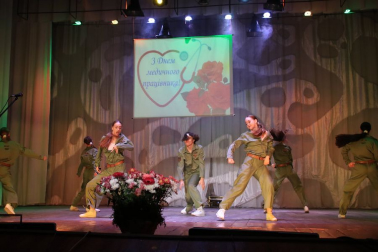 В Мирнограде праздничным концертом отметили День медика