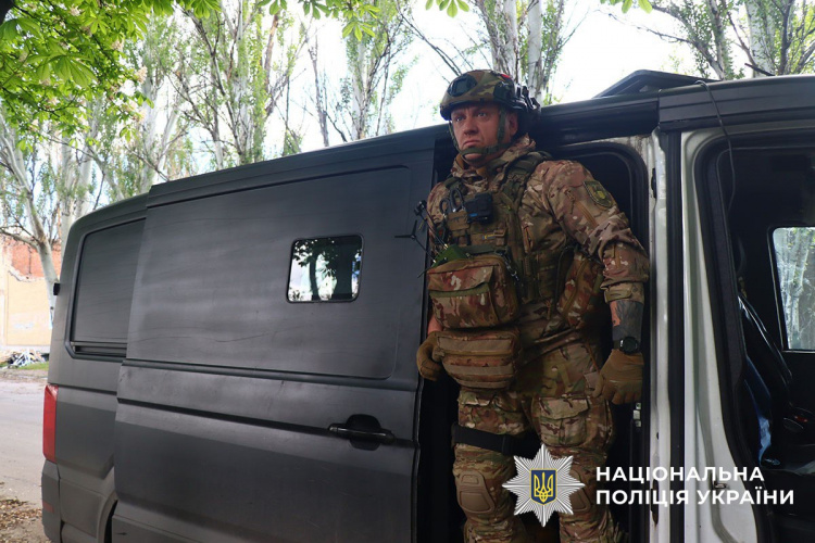 Евакуація з Покровська: поліцейський екіпаж «Білий янгол» врятував трьох жінок
