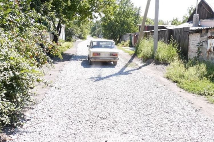 В рамках меморандума с ПРАО «Донецксталь» в Мирнограде проводится отсыпка дорог