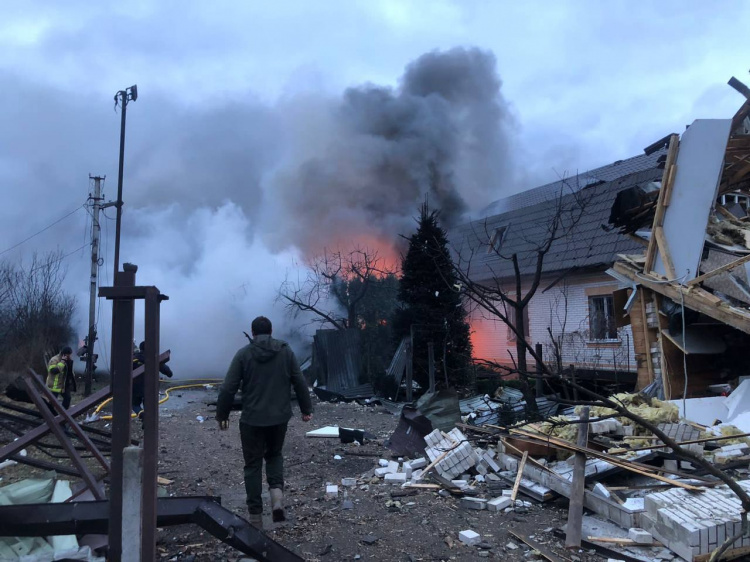 Пошкоджені багатоповерхівки, критична інфраструктура та загиблі: Україна зазнала чергового масованого обстрілу