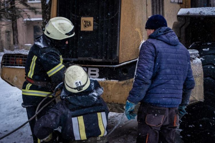 У Покровську рятувальники демонтують зруйновані обстрілом конструкції