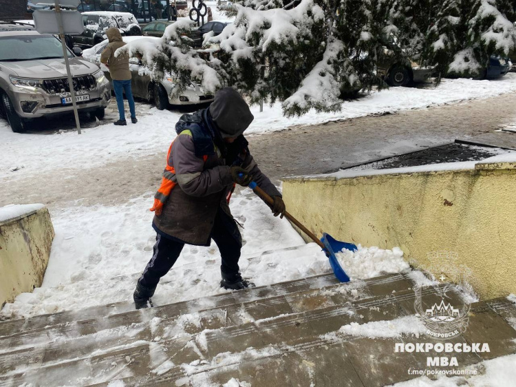 У Покровську комунальники вийшли на боротьбу зі снігом