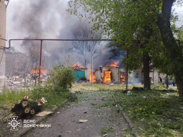 Ліквідацію наслідків обстрілів Родинського показали в ДСНС