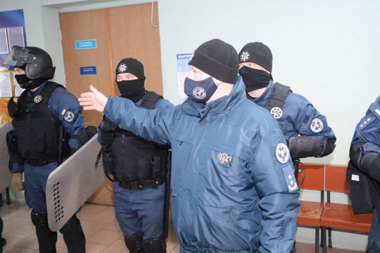 Служба судової охорони Донеччини провела навчання в суді Покровська
