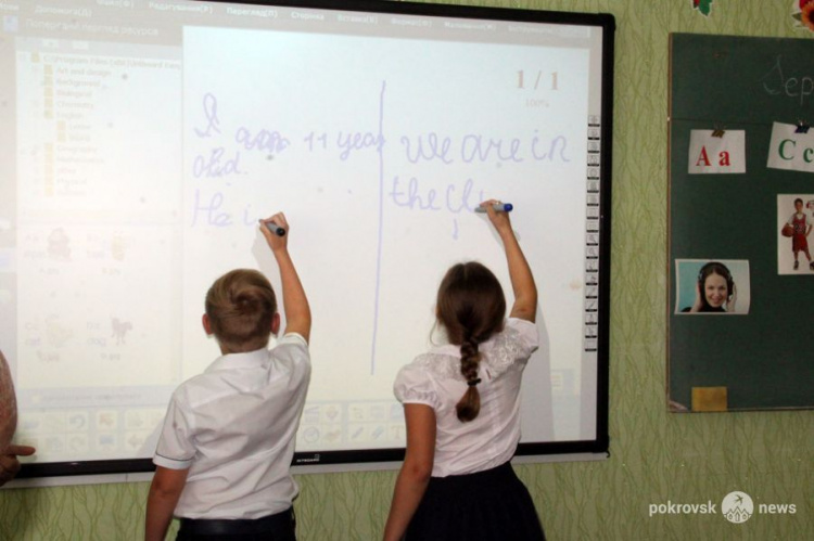Компания «Донецксталь» помогла школе №10 в Мирнограде обустроить современный лингафонный кабинет