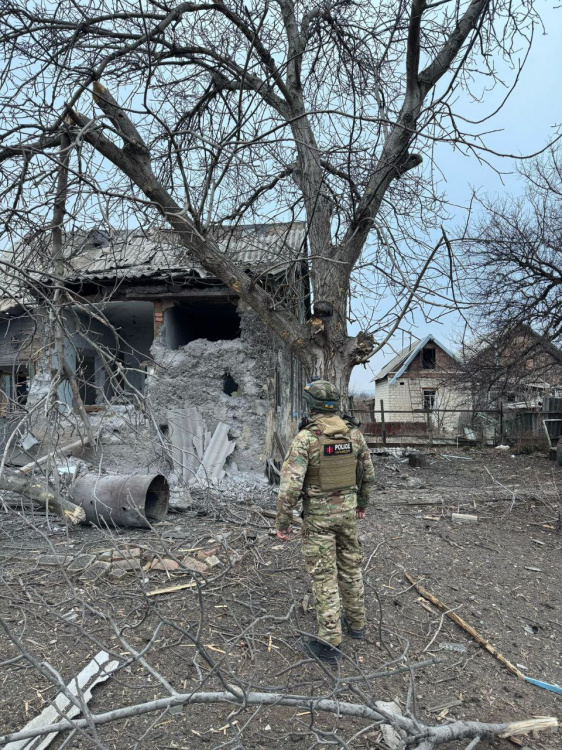 Загиблий і 12 поранених: ворог продовжує засипати Донеччину авіабомбами