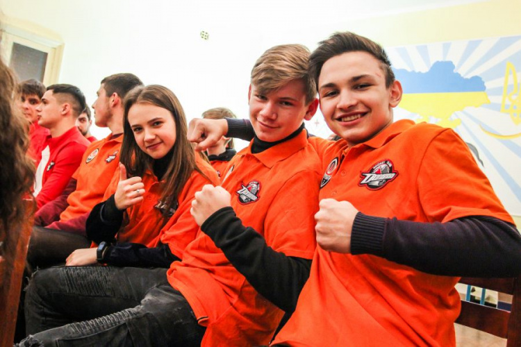 Фонд Бориса Колесникова и ХК «Донбасс» запустили масштабный проект «Давай, вболівай!» для спортивных фанатов