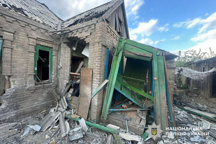 Дві людини загинули, три зазнали поранень через російські обстріли Донеччини 26 квітня