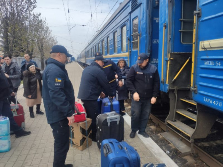 28 мешканців Донеччини евакуйовано до Житомирщини першим рейсом