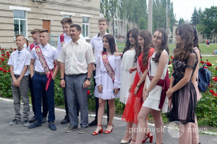 Выпускной девятиклассников в Покровске: веселый праздник с ноткой грусти