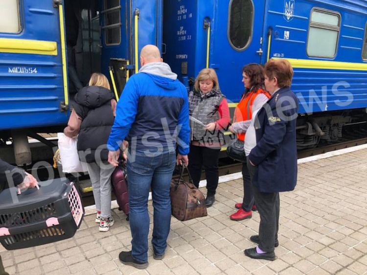 До Покровська прибув перший прямий поїзд зі Львова (додано відео)