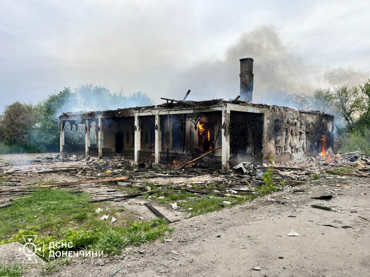 У Добропіллі рятувальники ліквідували масштабну пожежу на місці ворожого обстрілу