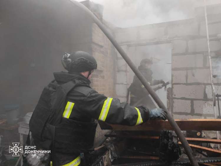 У Покровську загорівся житловий будинок внаслідок обстрілу