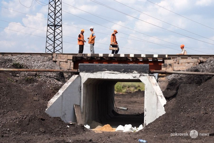 Рядом с Покровском восстанавливают мост, пострадавший от взрыва в 2014 году