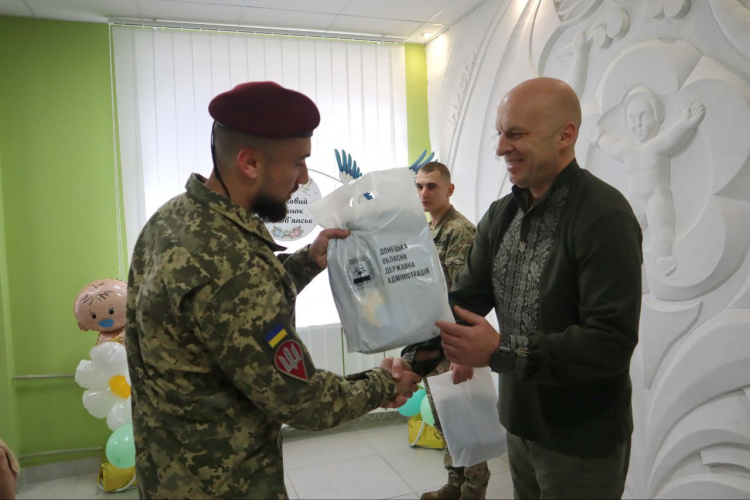 День вишиванки: Вадим Філашкін вручив подарунки новонародженим та військовослужбовцям