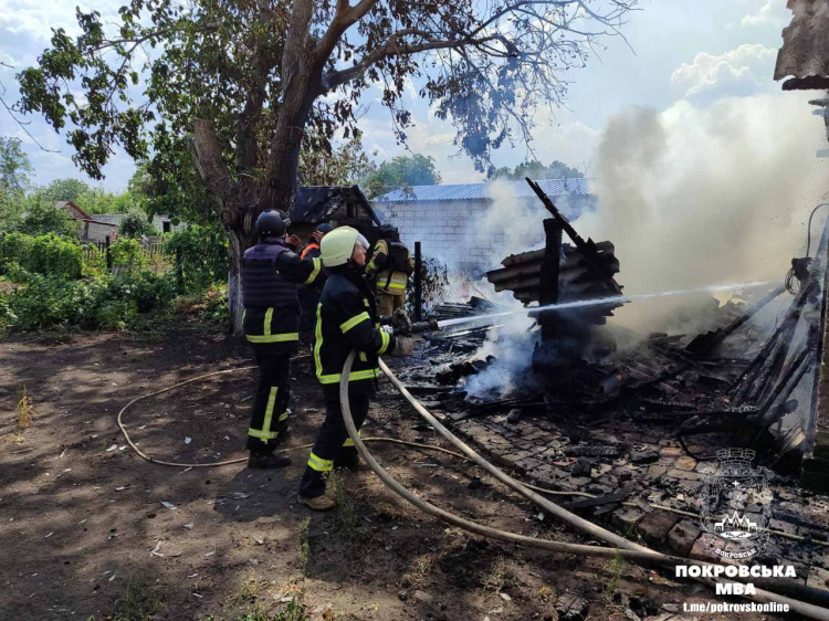 У Покровську добровольці-рятувальники загасили пожежу, яка ледве не знищила два приватні будинки