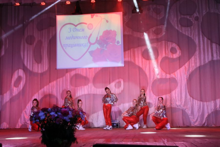 В Мирнограде праздничным концертом отметили День медика