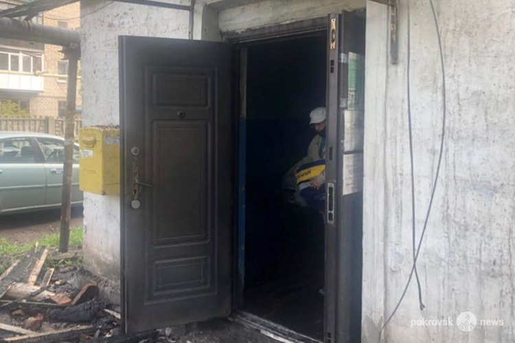 Последствия пожара в здании «Укрпочты» и «Ощадбанка» в Мирнограде