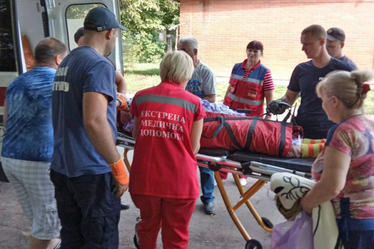 У Добропіллі рятувальники допомогли транспортувати чоловіка з надмірною вагою