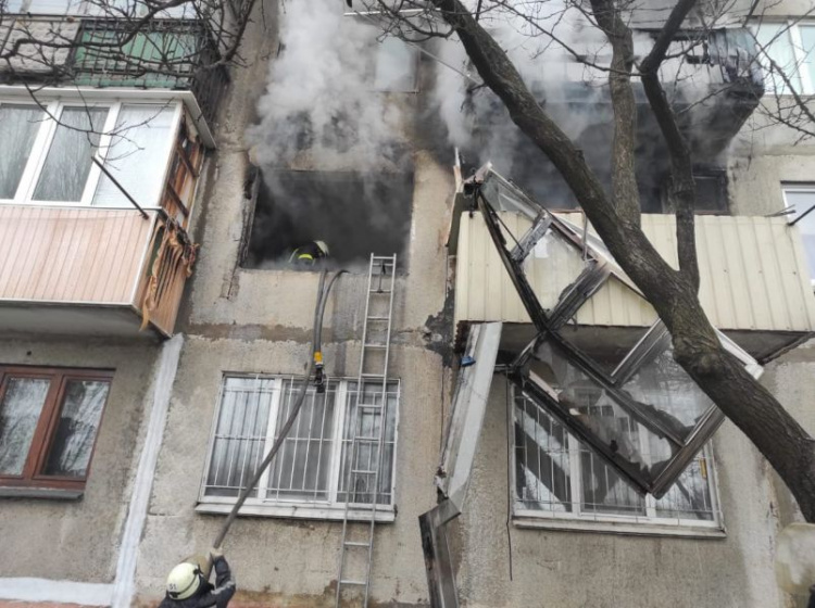 Рятувальники повідомили подробиці вчорашньої пожежі в мікрорайоні «Лазурний»