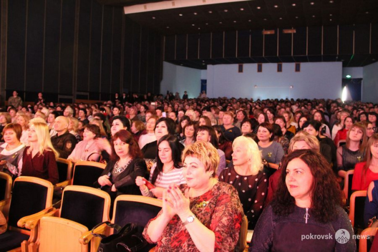 В Покровске прошел праздничный концерт, посвященный Международному женскому дню