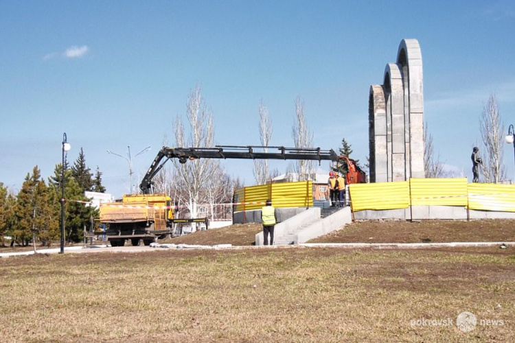 В Покровске началась реконструкция мемориала «Девочка»