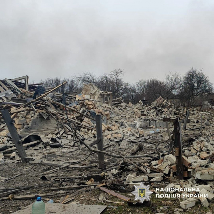 Одна людина загинула, четверо поранені через масовані обстріли Донеччини 24 березня