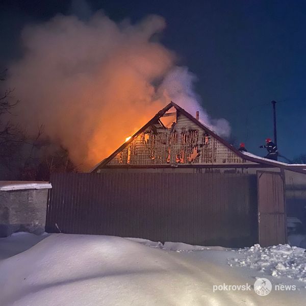В новогоднюю ночь в Мирнограде сгорел дом