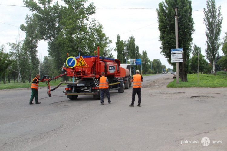 В Покровске ремонтируют дороги при помощи установки УЯР