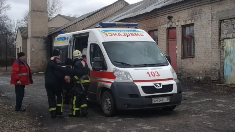 Рятувальники Мирнограда допомогли чоловіку вибратись з крижаної пастки