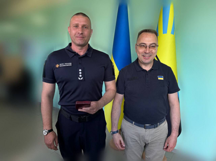 Визнання тих, хто тримає громаду: 43 рятувальники та енергетики нагороджені медалями «За оборону Покровська»