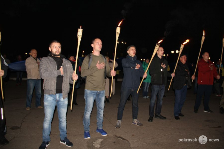 До Дня захисника України в Покровську відбулася смолоскипна хода