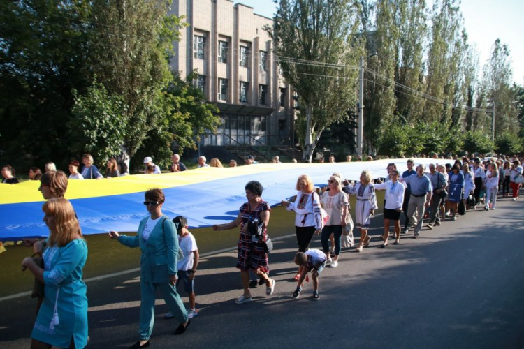 Вулицями Мирнограда пронесли 35-метровий прапор України
