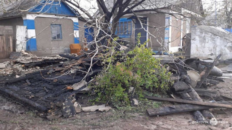 В Покровском районе сгорел сарай с дровами
