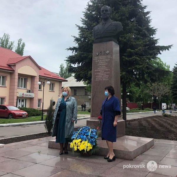 В преддверии Дня Победы: в Покровске возложили цветы к памятникам