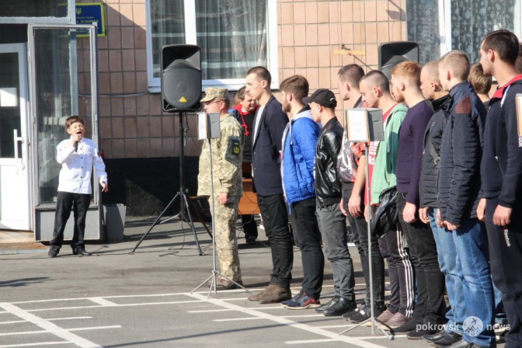 В Покровске торжественно проводили на воинскую службу молодых призывников
