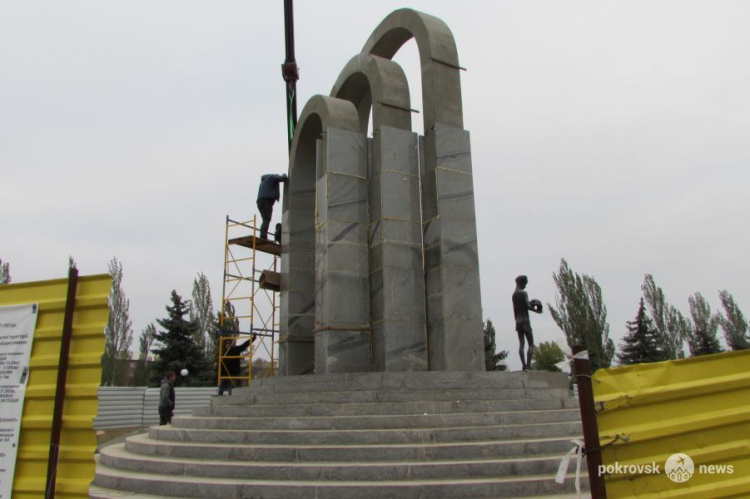 Реконструкция памятника «Девочка» в Покровске: на каком этапе работы и что планируется сделать в этом году
