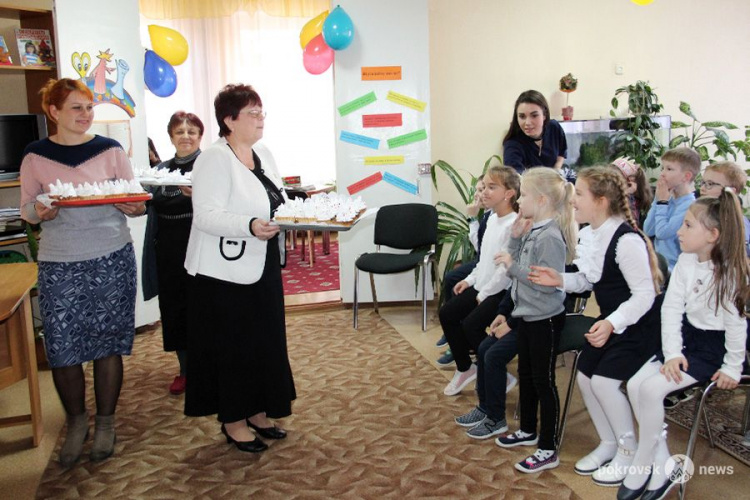 Читать, играть и развиваться: «Донецксталь» помогла реализовать в детской библиотеке Покровска инновационный проект