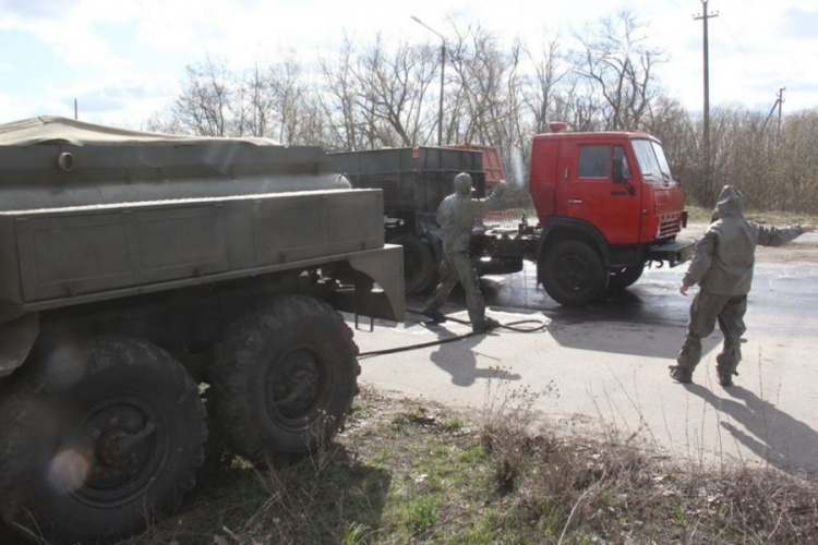На блокпостах Донецької області дезинфікують транспорт