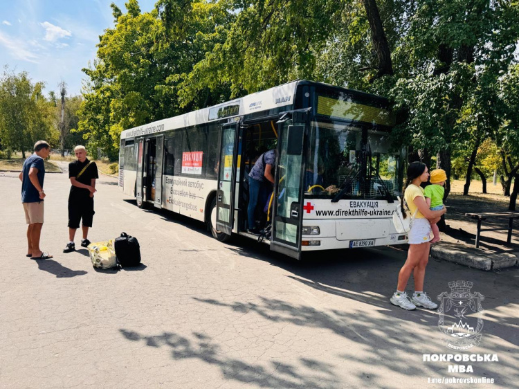 Голова ООН в Україні відвідав транзитний пункт для переселенців в Покровську, зруйнований внаслідок обстрілу