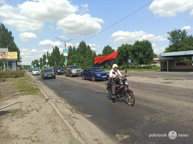 У Покровську стартував патріотичний автопробіг до 7-річчя визволення селища Піски