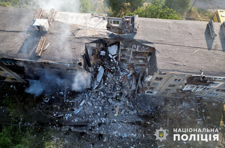 Перші хвилини після авіаударів по Мирнограду показала поліція Донеччини