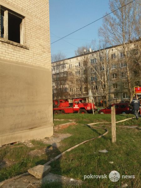 В Покровске горело заброшенное здание общежития
