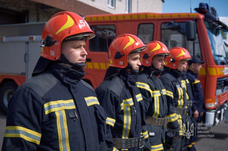 Сучасний пожежний автомобіль для рятувальників Донеччини урочисто передали в Покровську