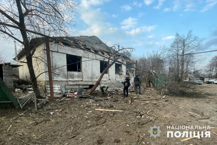 Є загиблий і поранений: поліція Донеччини задокументувала 10 ворожих атак на житлові квартали