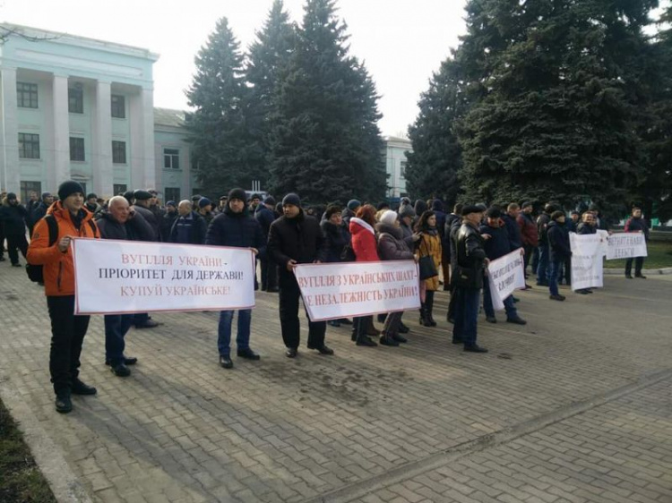 Шахтеры «Краснолиманской» вышли на акцию протеста под облгосадминистрацией