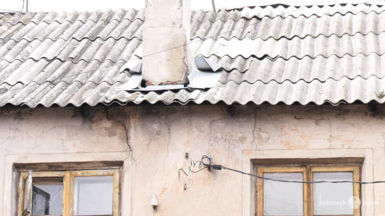 В Мирнограде течет и угрожает обвалиться потолок в двухэтажке