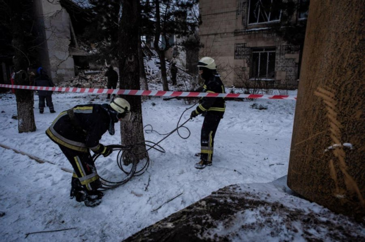 У Покровську рятувальники демонтують зруйновані обстрілом конструкції