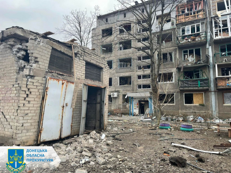 Окупанти здійснили масований обстріл Покровського району: деталі від прокуратури